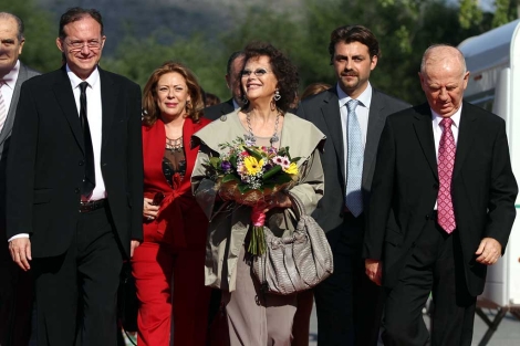 La actriz Claudia Cardinale con un ramo de flores. | Carlos Díaz