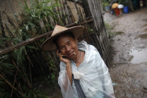Una mujer de la etnia Karen habla por el móvil en Tailandia. | Reuters