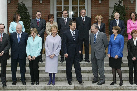 Zapatero posa con sus ministros de la primera legislatura a las puertas de Moncloa. | A. Cuéllar
