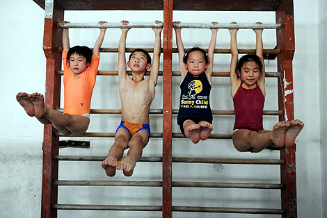 Unos niños hacen gimnasia en el municipio chino de Shenyang. | Efe Unos niños hacen gimnasia en el municipio chino de Shenyang. | Efe