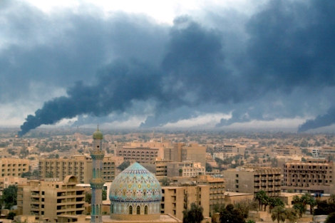 Columnas de humo sobre Bagdad en los primeros días del bombardeo, en abril de 2003. | Afp