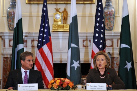 El paquistaní Mahmud Qureshi y la estadounidense Hillary Clinton, hoy en Islamabad. | Afp