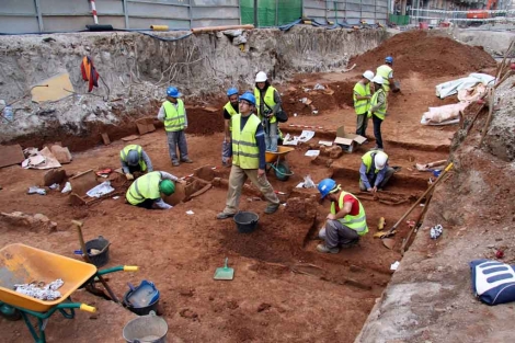 Arqueólogos trabajando con los restos encontrados en las obras del metro. | ELMUNDO.es