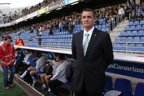 Casuco, durante su etapa como técnico del Tenerife. | ELMUNDO.es Casuco, durante su etapa como técnico del Tenerife. | ELMUNDO.es