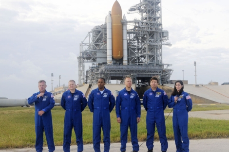 La tripulación del Discovery posa delante del transbordador. | AFP La tripulación del Discovery posa delante del transbordador. | AFP