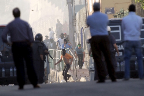 Un grupo de jóvenes levanta barricadas en Melilla por el desempleo. | Efe