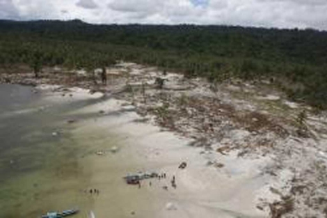 Vista de una devastada playa de Pagai (Indonesia). | Reuters