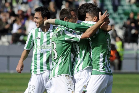 Los futbolistas celebran uno de los goles del conjunto verdiblanco. | Marcamedia