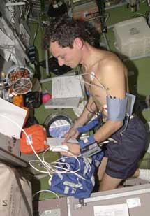 Pedro Duque hace un experimento en 2003.