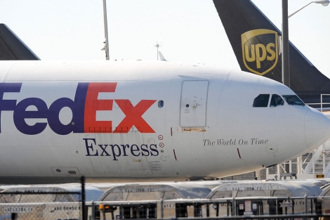 Un avión de carga de FedEx, una de las compañías que transportaron explosivos. | AP