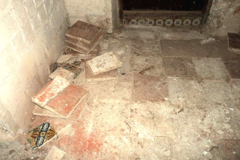 Una de las zonas de donde se arrancaron piezas cerámicas del inmueble. | E. F. Una de las zonas de donde se arrancaron piezas cerámicas del inmueble. | E. F.