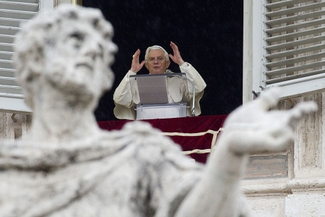 El Papa Benedicto XVI, durante el rezo del Ángelus en la Basílica de San Pedro. | AP