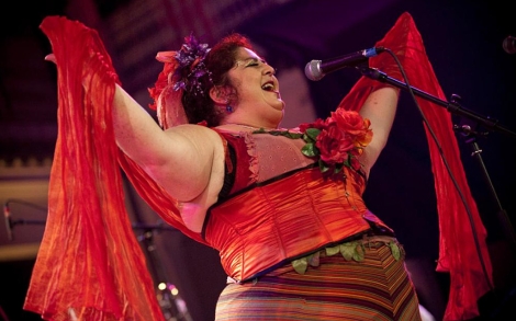 Claudia Cantante de la banda salsera parisina Ocho y media. | Pascal Bouclier