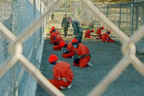 Marines estadounidenses vigilan a presosen 2003 en la base de Guantánamo.| Afp