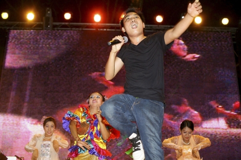 El cantante birmano de rap Thxa Soe durante una actuación en Yangon (Birmania)