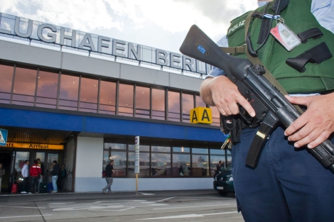 Un policía armado vigila los alrededores del areopuerto de Shoenefeld en Berlín. | EFE