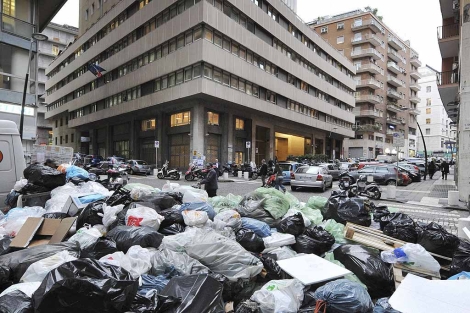 Decenas de bolsas de basura se amontonan en una calle de Nápoles. Efe