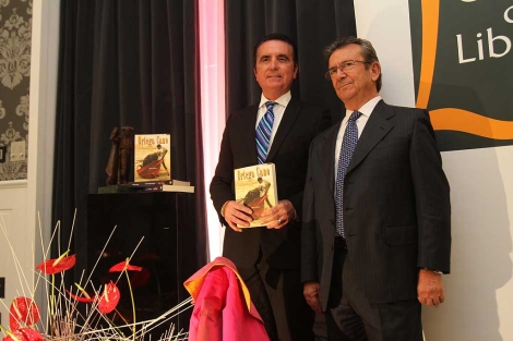 Ortega Cano y Ginés Parra durante la presentación del libro en el Hotel Colón. | Carlos Márquez