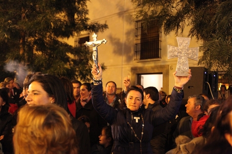 Una mujer sostiene dos crucifijos durante la protesta. | David Vigario