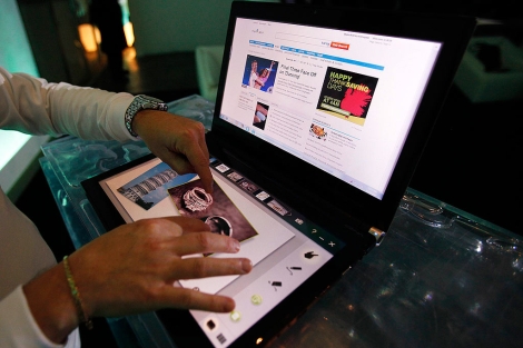 El Iconia, el nuevo ordenador con dos pantallas. | Reuters