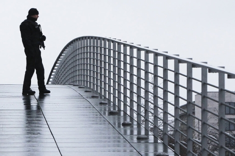 Un agente alemán en un puente de Berlín, en las inmediaciones de la sede del Gobierno. | AP Un agente alemán en un puente de Berlín, en las inmediaciones de la sede del Gobierno. | AP