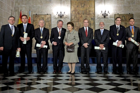 Los Duques de Soria con los siete galardonados. | Efe