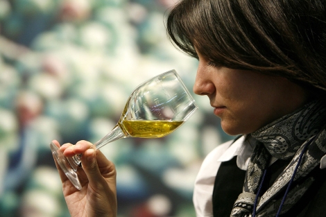 Una joven realiza una cata de aceite de oliva. | Alberto Di Lolli