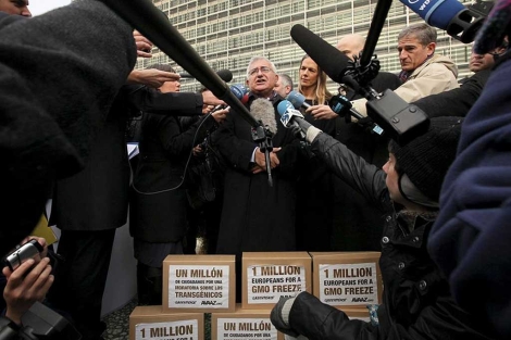 El comisario Dalli atiende a los medio delante de la caja de firmas.| Efe El comisario Dalli atiende a los medio delante de la caja de firmas.| Efe