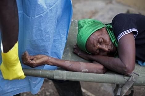 Una mujer con síntomas de cólera es trasladada a un hospital. | Ap