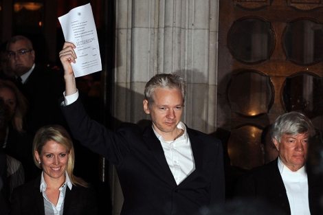 Julian Assange, tras salir de la cárcel en Londres. | Afp