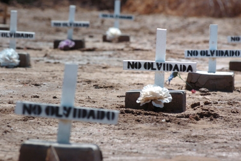 Tumbas de inmigrantes sin identificar en el cementerio de Holtville (California).