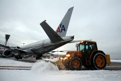 Operaciones de limpieza de nieve en el aeropuerto londinense de Heathrow. | AP Operaciones de limpieza de nieve en el aeropuerto londinense de Heathrow. | AP