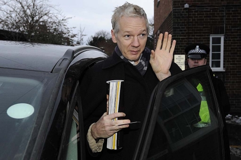 Julian Assange, a las puertas de la comisaría en Suffolk. | Reuters