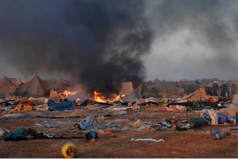 Imagen del desmantelamiento del campamento de protesta saharaui. | Reuters