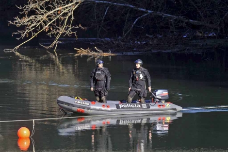 Los Mossos peinan la zona del río cercana a la casa. | Efe