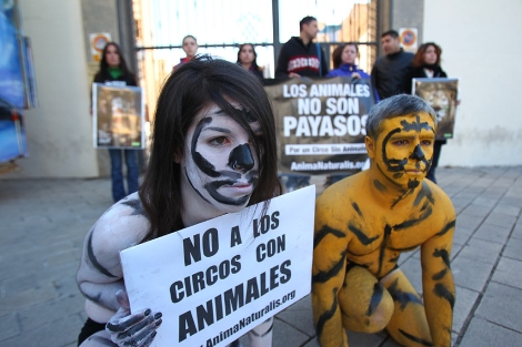 Dos manifestantes semidesnudos y pintados como si fueran fieras. | Ernesto Caparrós