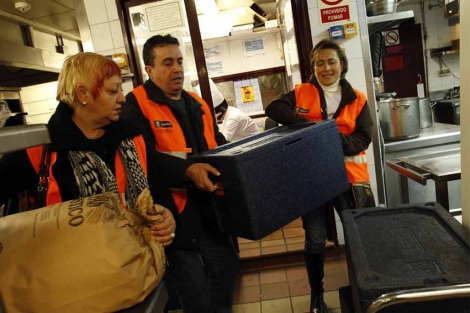 Voluntarios repartiendo un menú navideño.| Antonio Heredia