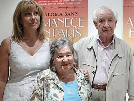 Paloma Sanz (izda.) junto a Ramiro Santiesteban (dcha.) y su esposa Nini. | Efe
