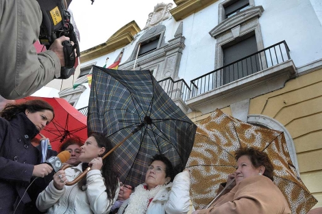 Algunos de los afectados por los supuestos casos de bebés robados, en Cádiz. | Cata Zambrano