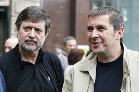 Rafael Díez Usabiaga y Arnaldo Otegi, en un acto en mayo de 2009. | Foto: Efe