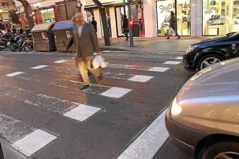 Un peatón cruza uno de los nuevos pasos de cebra en la calle Sorní. | V. Bosch