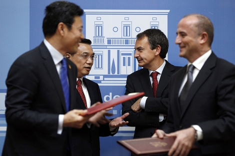 Zapatero y Miguel Sebastián dialogan con la delegación china en Moncloa. | Reuters Zapatero y Miguel Sebastián dialogan con la delegación china en Moncloa. | Reuters