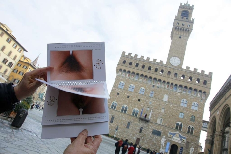 The controversial calendar Toscani, established in Florence. | Afp