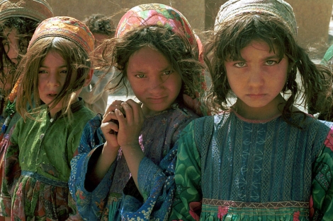 Niñas afganas en el campo de refugiados de Herat