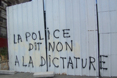 Pintadas de 'La policía dice no a la dictadura' en una avenida de Túnez. | R. M.