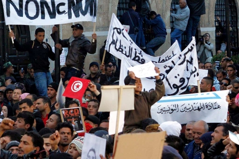 Manifestantes frente a la Jefatura del Gobierno. | Efe