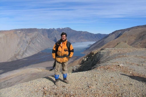 El investigador Stepehn Grasby, en el lugar donde encontró las rocas. |Nature Geoscience