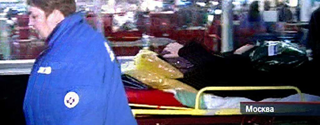 Un herido es trasladado en camilla tras el atentado. | NTV / Afp