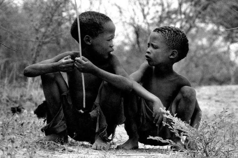 NIñov bosquimanos del Kalahari.| MarK Hakansson. Survival