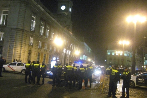 Agentes de policía en la Puerta del Sol. | M.M.